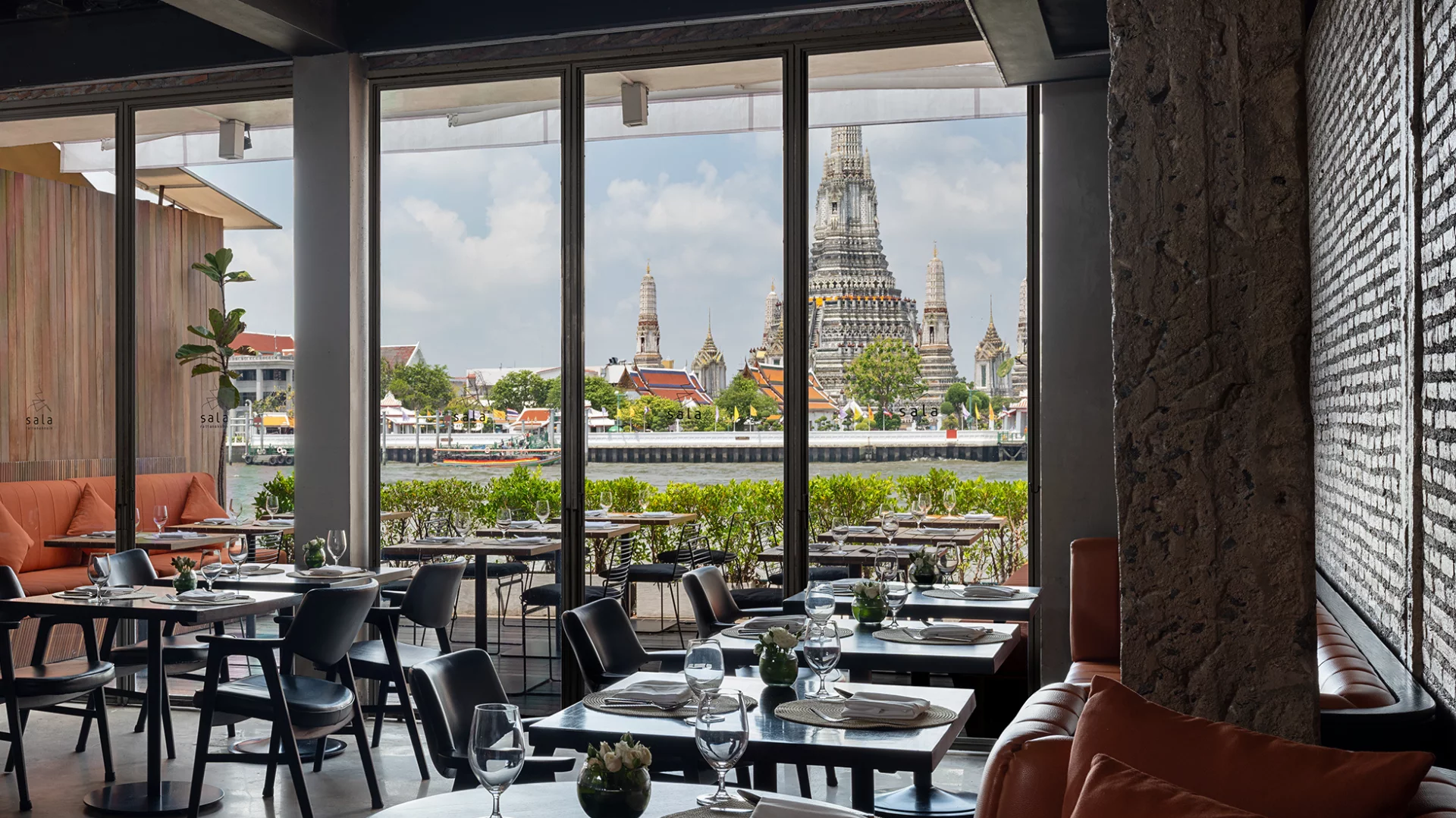 ご自身で Sala Rattanakosin (サラ ラタナコーシン)へお越しください